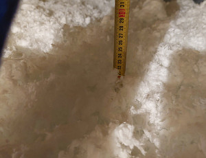 Zateplení stropu chaty s pultovou střechou pomocí foukané izolace